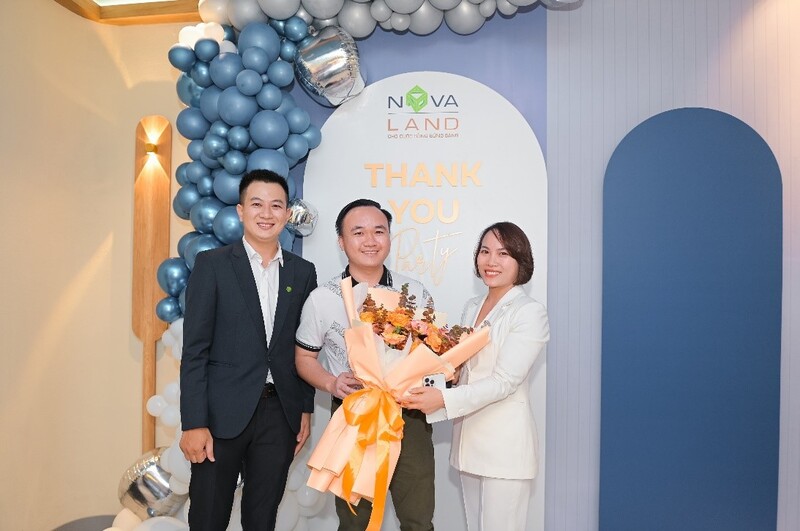 Anh Nguyễn Doãn Đức (đứng giữa) đánh giá cao về không gian sống và tốc độ phát triển của Aqua City.