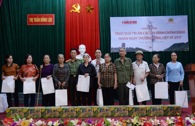 Đoàn công tác Tạp chí Người Xây dựng phối hợp cùng Công an huyện Can Lộc (Hà Tĩnh) tri ân đến 50 gia đình chính sách, thương binh, bệnh binh và thân nhân các gia đình Liệt sĩ, gia đình có công với cách mạng.