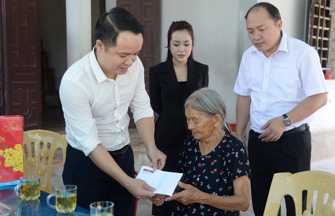 Nhà báo Hoàng Chiến Thắng cùng đoàn thăm và tăng quà mẹ Hà Thị Liên - mẹ Liệt sĩ Đào Kim Cương, hy sinh trong cuộc chiến đấu bảo vệ chủ quyền biển đảo Gạc Ma hơn 35 năm trước.
