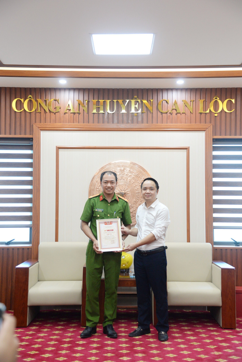 Tổng biên tập Hoàng Chiến Thắng tri ân Trưởng Công an huyện Can Lộc Đặng Văn Đức vì những đóng góp cho các chương trình thiện nguyện, vì cộng đồng của Tạp chí Người Xây dựng