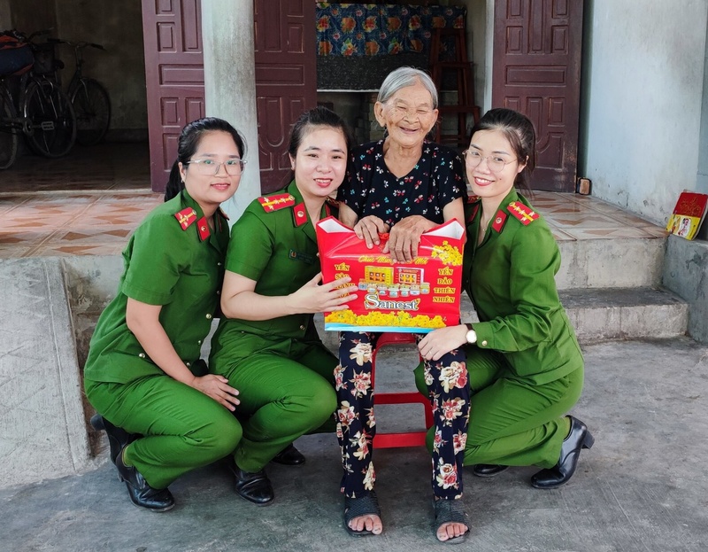 Công an huyện Can Lộc (Hà Tĩnh) nhận phụng dưỡng suốt đời đối với mẹ Hà Thị Liên – mẹ của liệt sĩ Đào Kim Cương.