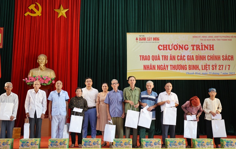50 phần quà được cán bộ, phóng viên Tạp chí Người Xây dựng chuẩn bị kỹ càng, mang từ Hà Nội về Hải Ninh để tri ân những người có công với cách mạng.