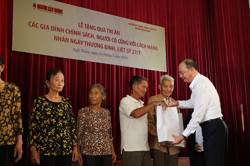 Bí thư huyện ủy Nghi Xuân trao quà tri ân các gia đình chính sách, người có công với cách mạng.