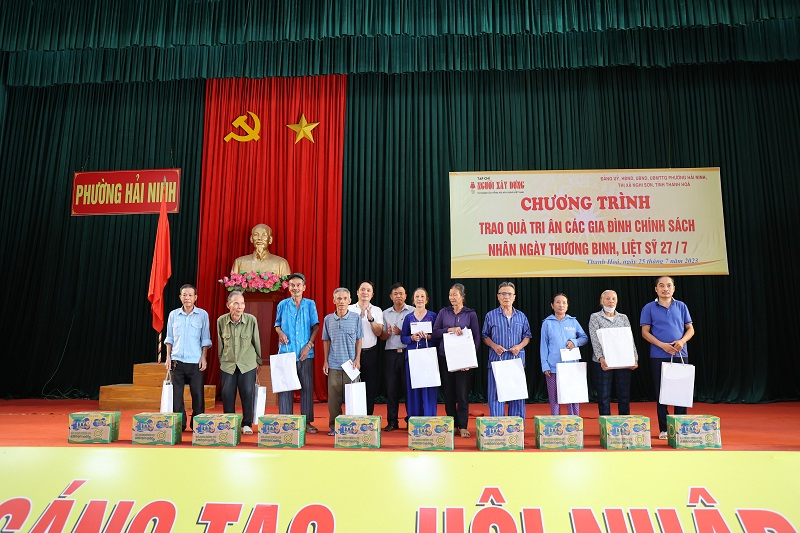 Lãnh đạo phường Hải Ninh và Tạp chí Người Xây dựng trao quà tri ân.