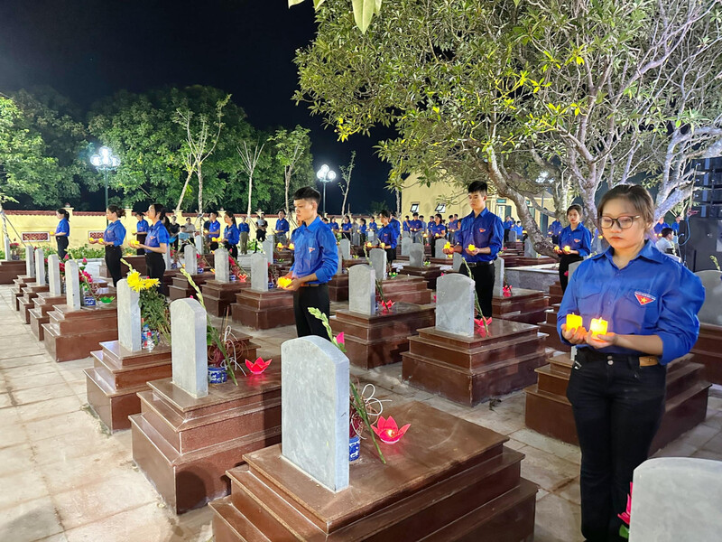 các đại biểu và đoàn viên thanh niên đã dâng hoa, dâng hương và thắp nến tri ân trên gần 180 ngôi mộ các anh hùng liệt sĩ