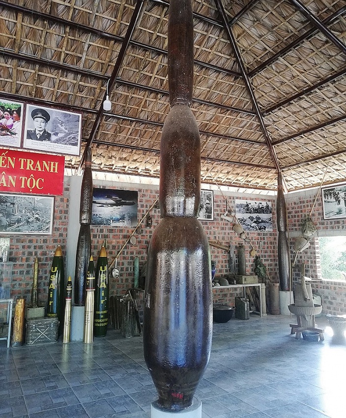 Những cột trụ của nhà bom được làm bằng vỏ bom