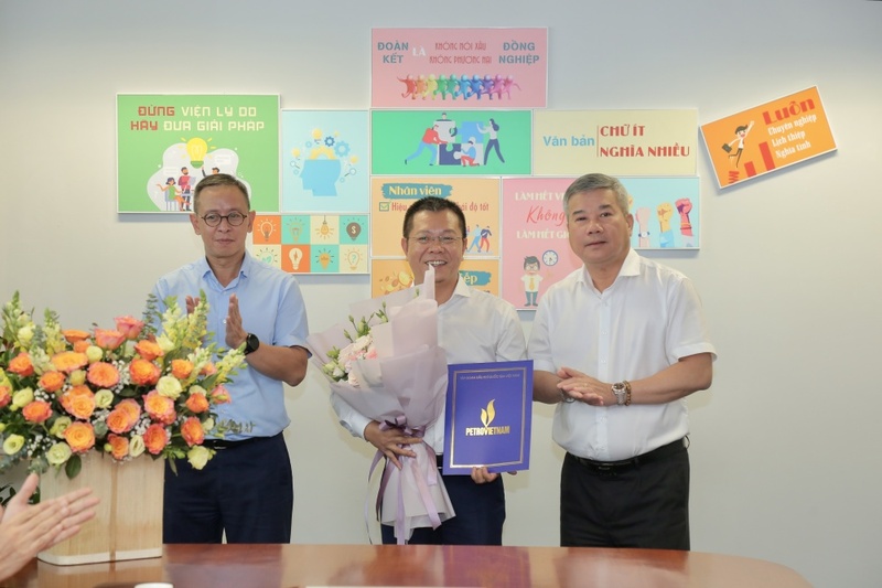 Lãnh đạo Tập đoàn trao quyết định cho đồng chí Nguyễn Quang Hùng