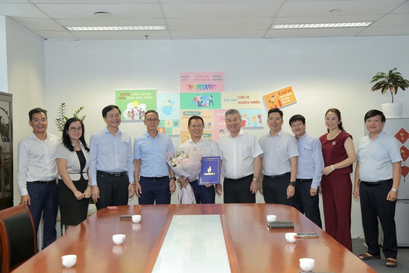 Lãnh đạo Tập đoàn, các ban, Văn phòng chúc mừng đồng chí Nguyễn Quang Hùng