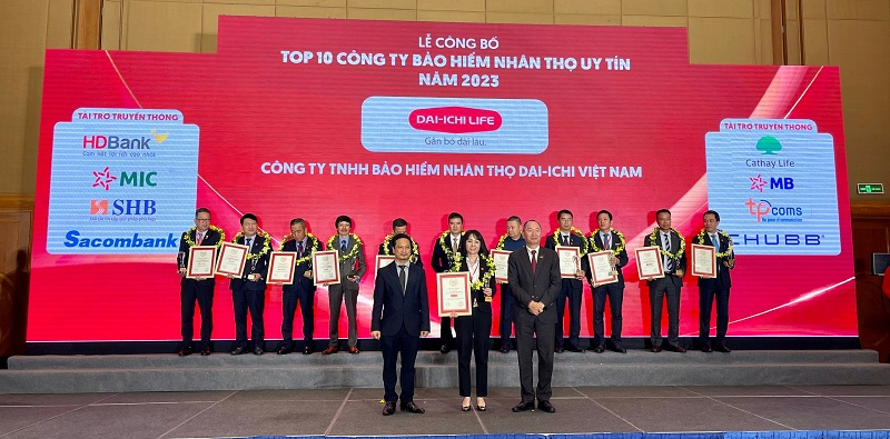 Đại diện Ban Giám đốc Dai-ichi Life Việt Nam nhận giải “Top 10 Công ty Bảo hiểm nhân thọ uy tín 2023” tại Lễ Công bố “Top 10 Công ty uy tín ngành Ngân hàng – Bảo hiểm – Công nghệ năm 2023”.