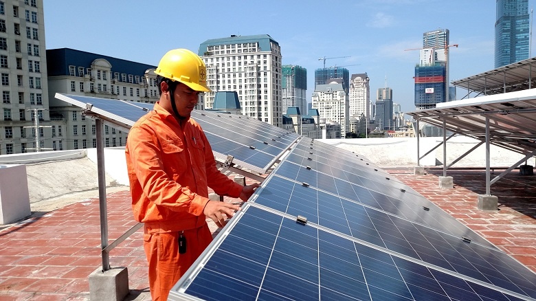 Hà Nội đặt mục tiêu đến năm 2030 có 50% các tòa nhà công sở và nhà dân sử dụng điện mặt trời mái nhà tự sản, tự tiêu. Ảnh minh họa.