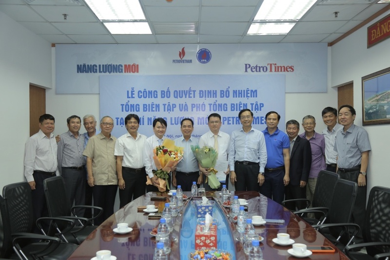 Các đại biểu chúc mừng tân lãnh đạo Tạp chí Năng lượng Mới - PetroTimes
