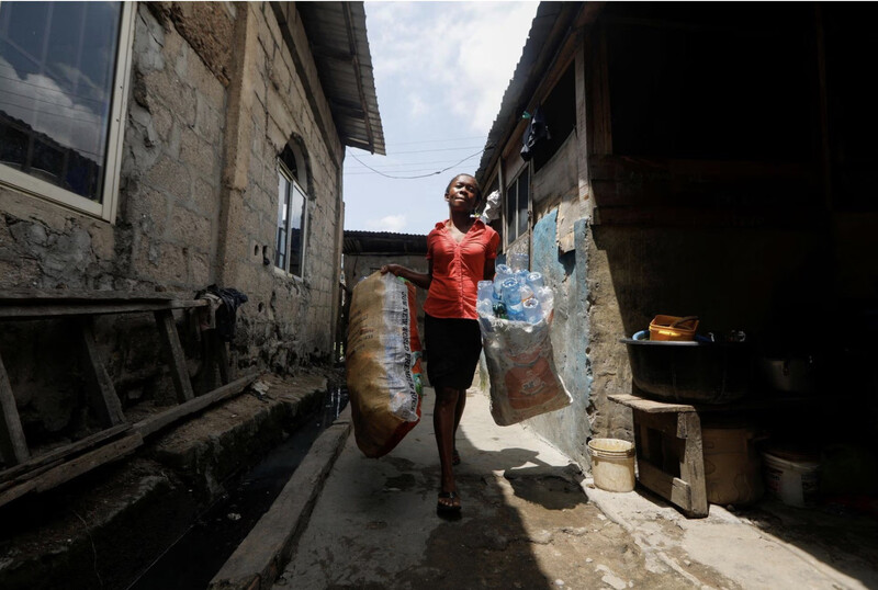 Độc đáo sáng kiến “Đổi rác thải nhựa thay học phí' tại Nigeria.