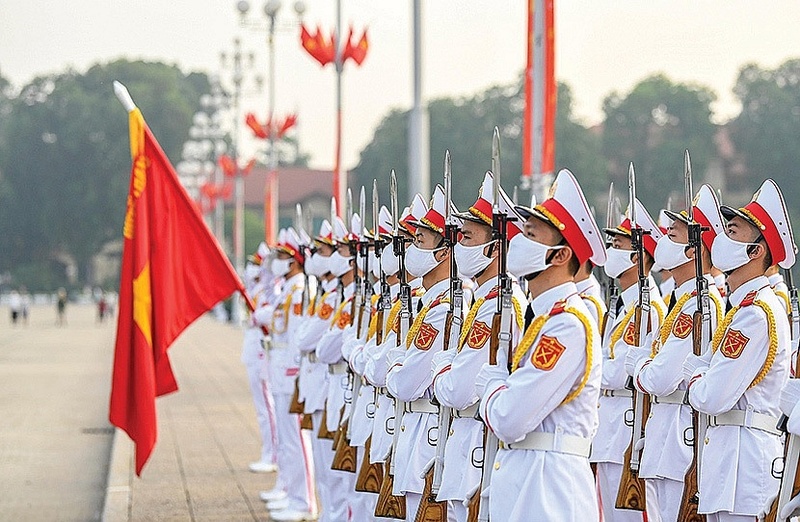 Đội tiêu binh danh dự bồng súng chào trong lễ thượng cờ được tổ chức tại Quảng trường Ba Đình (Hà Nội)