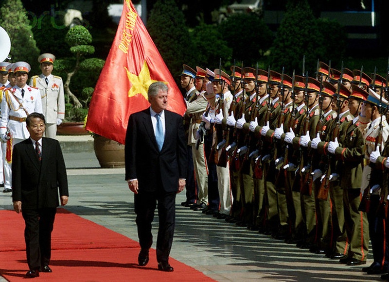 Chủ tịch nước Trần Đức Lương khi đó (trái) và Tổng thống Clinton trong buổi lễ tiếp đón tại thủ đô Hà Nội ngày 17/11/2000 (Ảnh: Reuters).
