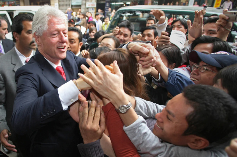 Ông Clinton bắt tay người dân ở thủ đô Hà Nội trong chuyến thăm Việt Nam năm 2006 (Ảnh: AFP).