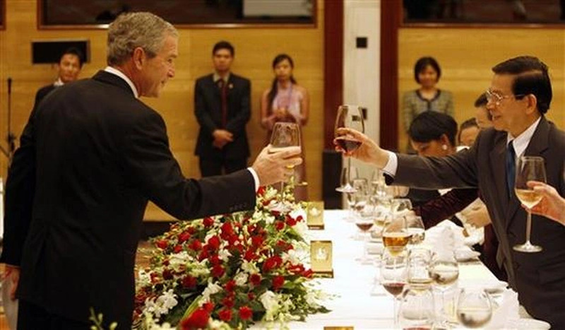Chủ tịch nước Nguyễn Minh Triết chủ trì tiệc chiêu đãi Tổng thống Mỹ George W. Bush (Ảnh: CBS).