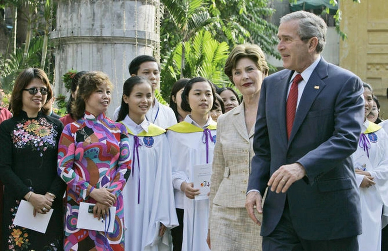 Tổng thống Mỹ George W. Bush và Đệ nhất phu nhân thăm nhà thờ Cửa Bắc tại Hà Nội tháng 11/2006 (Ảnh: Nhà Trắng).