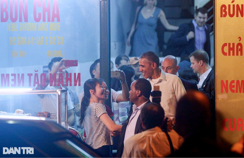 Ông Obama thưởng thức bún chả ở Hà Nội (Ảnh: Tiến Tuấn).