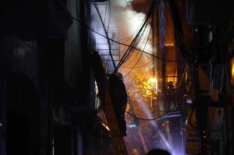 Hiện trường xảy ra vụ cháy chung cư mini ở Khương Hạ đêm 12/9.