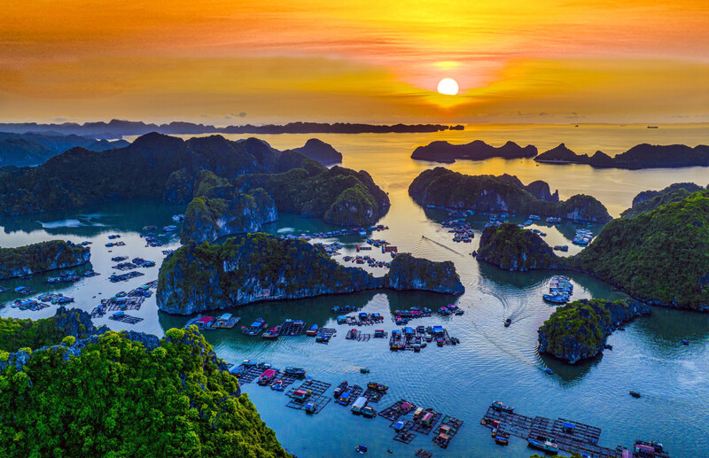 Bình minh trên Vịnh Lan Hạ - Cát Bà (Ảnh:NSNA Vũ Hải)