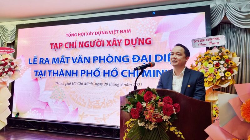 Nhà báo Hoàng Chiến Thắng, Tổng biên tập Tạp chí Người Xây dựng phát biểu tại buổi lễ.