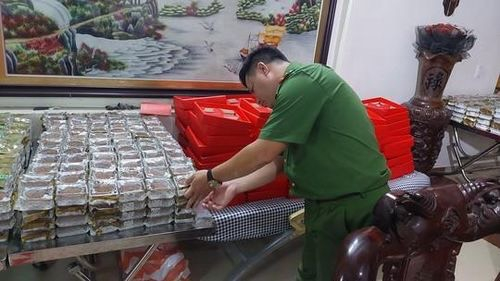 Trước đó vào ngày 20/9, Công an quận Thanh Khê cũng phát hiện và thu giữ gần 1.500 bánh trung thu không rõ nguồn gốc tại một căn nhà ở phường An Khê.