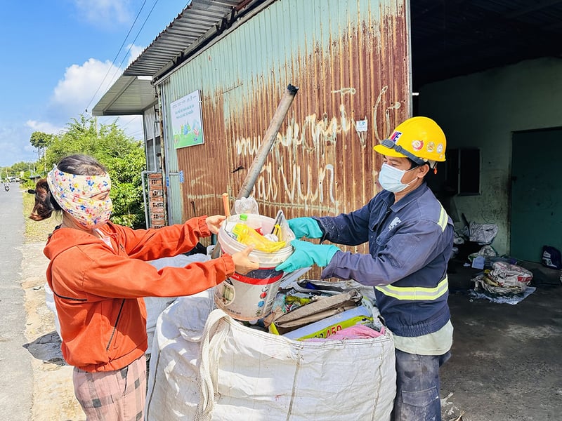 Các vựa ve chai trên địa bàn xã Long Sơn (TP.Vũng Tàu) đã được tập huấn, thực hiện thu mua rác tái chế cho người dân sau khi phân loại. (Ảnh: Báo Bà Rịa-Vũng Tàu)