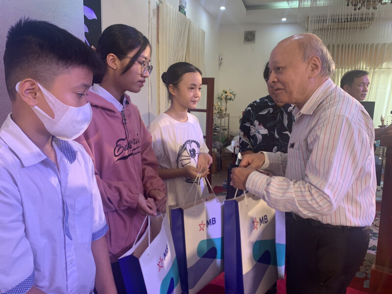 Ông Võ Anh Dũng - Phó Chủ tịch Hội Bảo vệ quyền trẻ em Việt Nam trao quà cho trẻ em tại Chương trình.