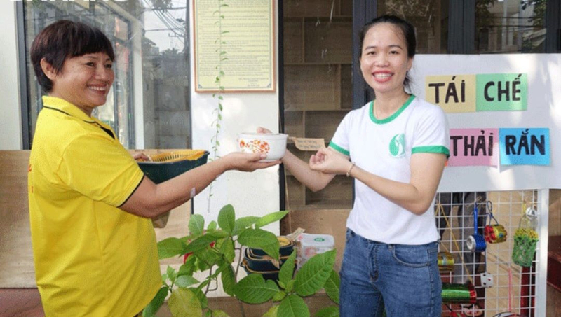 Chị Võ Thị Kim Ngân (bên phải) giới thiệu chương trình phân loại rác thải tại nguồn tại quận Hải Châu. (Ảnh: Báo Đà Nẵng)