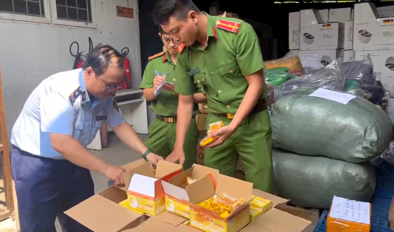 Lực lượng chức năng kiểm tra phát hiện lô bánh Trung thu kém chất lượng tại TP Hồ Chính (Ảnh: Báo Thanh niên)