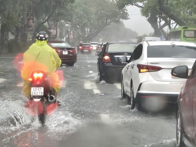 Mưa lớn gây ngập cục bộ một số tuyến phố tại các quận, huyện trên địa bàn thành phố Đà Nẵng ngày 13/10. Ảnh: VGP.