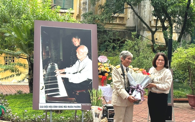Đại diện Trung tâm Bảo tồn di sản Thăng Long Hà Nội tặng hoa nghệ sĩ nhiếp ảnh Trần Hồng.