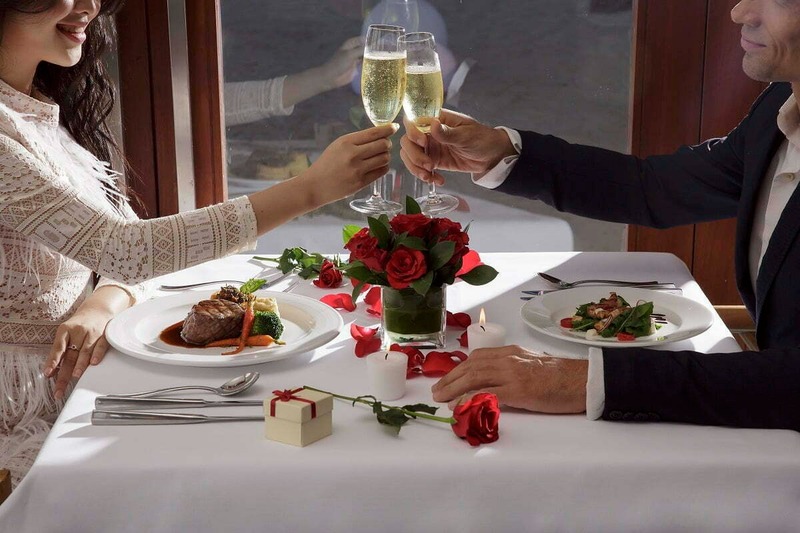 Quà tặng ngày 20/10 sẽ là bữa tối lãng mạn giữa hai người.