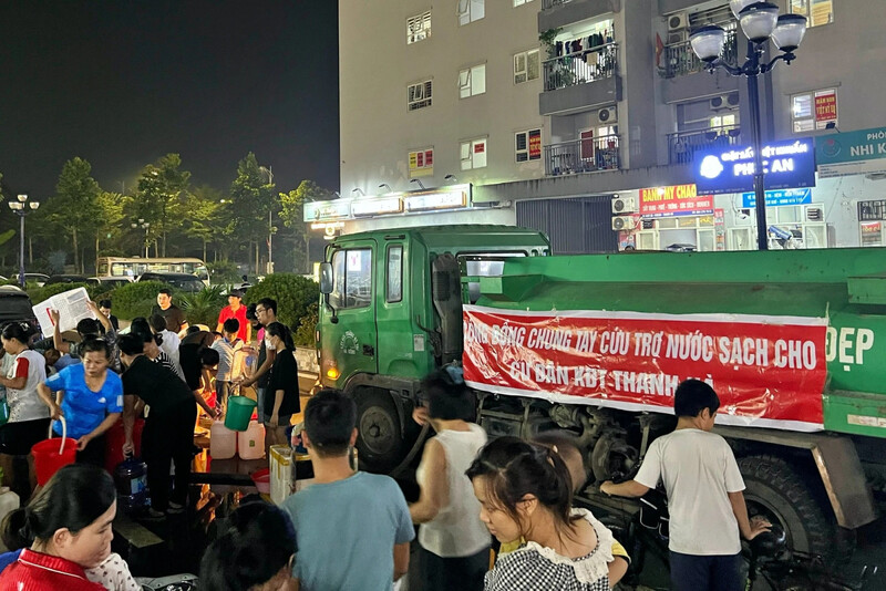 Nhiều nhà hảo tâm cung cấp nước sạch cho cư dân khu đô thị Thanh Hà. Ảnh: Nguyễn Trường.