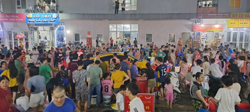 Hàng trăm người dân Khu đô thị Thanh Hà xếp hàng lấy nước (ảnh người dân cung cấp).