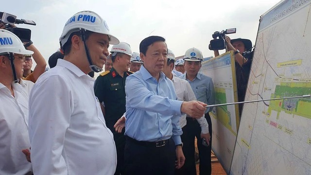 Phó thủ tướng Trần Hồng Hà tại buổi kiểm tra dự dự án sân bay Long Thành hồi tháng 3. Ảnh Lê Lâm.