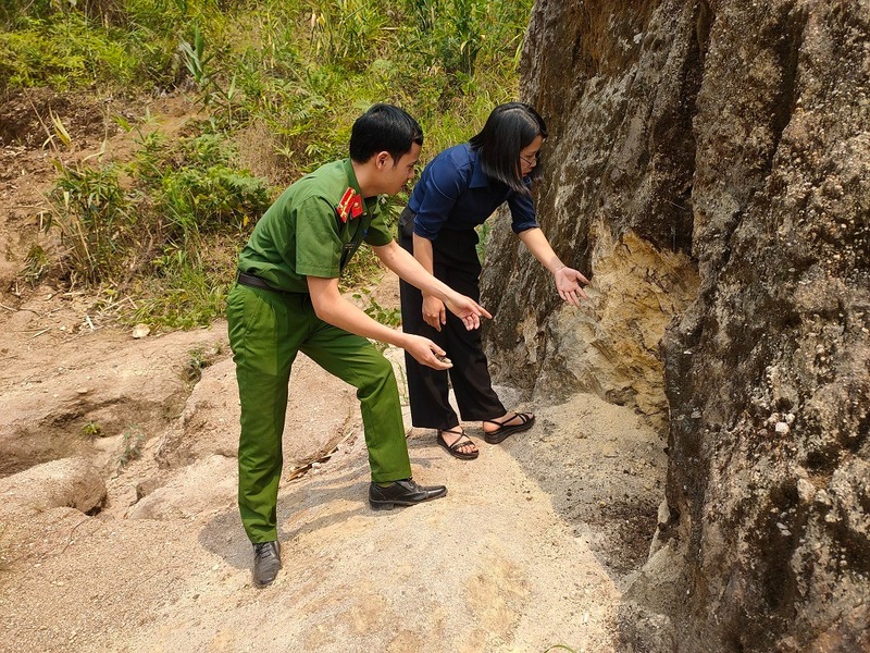 Đại diện Công ty Cổ phấn đất hiếm Lai Châu - VIMICO và cán bộ Đội cảnh sát điều tra tội phạm hình sự, kinh tế, ma túy và môi trường Công an huyện Tam Đường, tỉnh Lai Châu kiểm tra hiện trạng mỏ đất hiếm bị người dân vào đào bới khai thác trái phép.