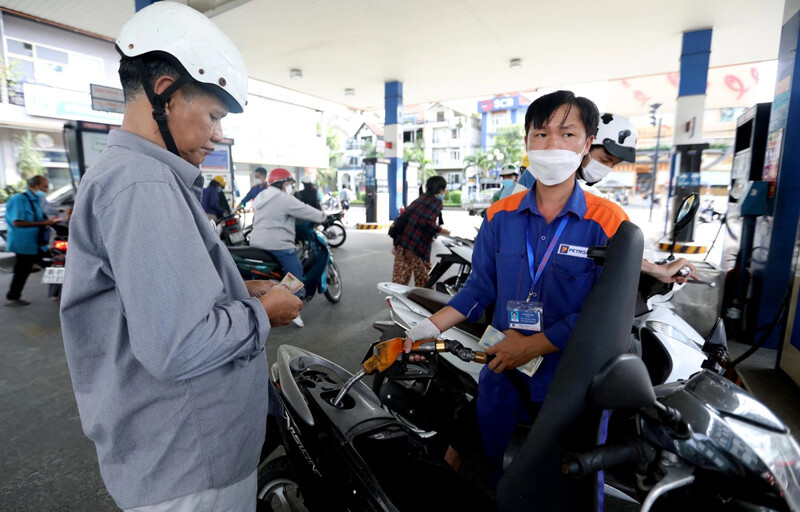 Nhiều doanh nghiệp bán lẻ xăng dầu phải tự bỏ ra các chi phí điện, nước, lương, lãi vay, thậm chí có nơi bán ruộng vườn, phải bán bớt cửa hàng xăng dầu.