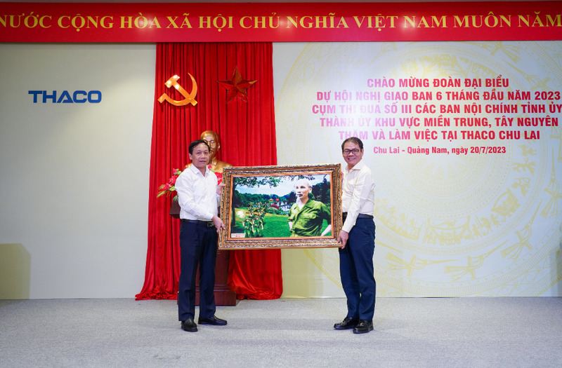 Ông Trần Bá Dương - Chủ tịch HĐQT THACO tặng quà cho đại diện đoàn đại biểu Ban Nội chính các tỉnh ủy, thành ủy khu vực miền Trung, Tây Nguyên