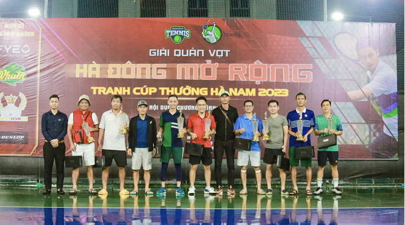 Các vận động viên chụp ảnh sau khi nhận giải.