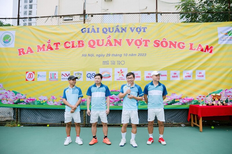 Ông Đoàn Anh Trung - Trưởng Ban tổ chức “Giải quần vợt Sông Lam” phát biểu tại lễ khai mạc.