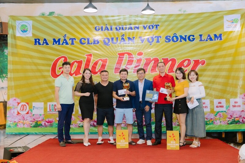 Đại diện Ban tổ chức và Nhà tài trợ chụp ảnh lưu niệm cùng cặp vận động viên đoạt giải Nhất.