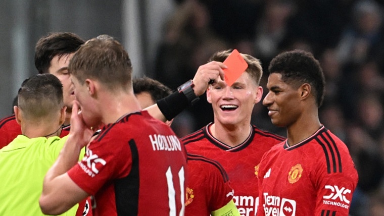 Thẻ đỏ của Marcus Rashford đã khiến các đồng đội của anh có trận đấu vất vả.