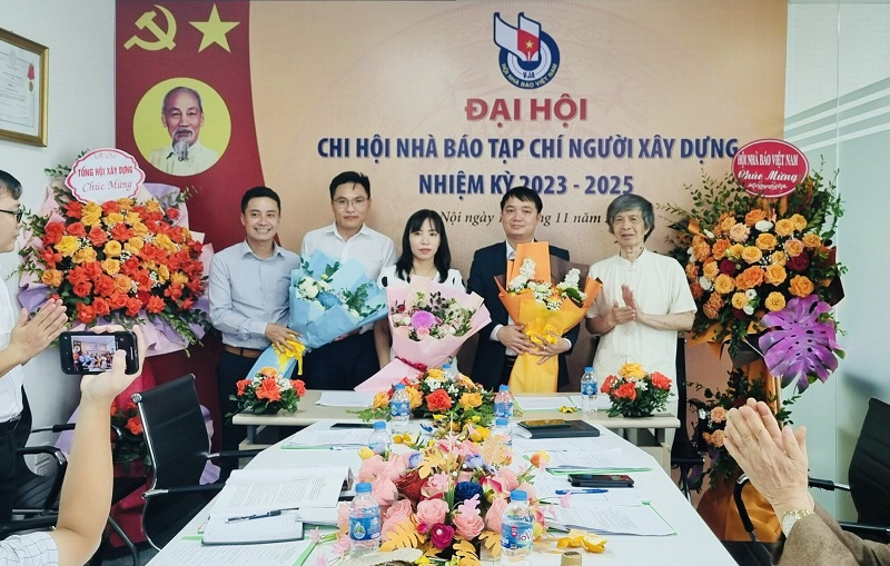 Đại diện Ban Công tác Hội Hội Nhà báo Việt Nam tặng hoa chúc mừng Ban Thư ký Chi hội Nhà báo Tạp chí Người Xây dựng nhiệm kỳ 2023 - 2025.