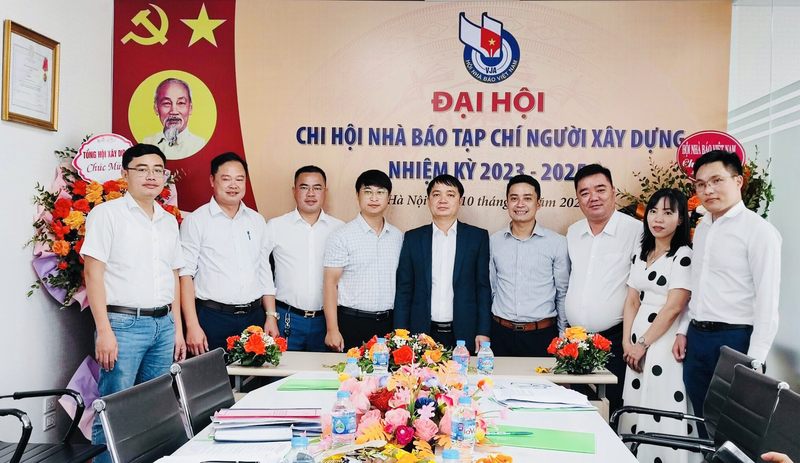 Ban Thư ký Chi hội nhiệm kỳ 2023 - 2025 cùng các nhân sự được giới thiệu chụp ảnh lưu niệm cùng đại diện Ban Công tác Hội Hội Nhà báo Việt Nam.