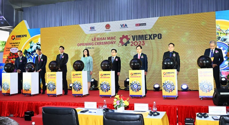 Các đại biểu thực hiện nghi thức khai mạc triển lãm quốc tế về công nghiệp hỗ trợ và chế biến chế tạo Việt Nam - VIMEXPO 2023.