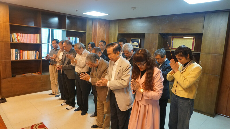 Các đại biểu dâng hương tại phòng tưởng niệm Chủ tịch Hồ Chí Minh tại trụ sở VUSTA với lòng thành kính và biết ơn vô bờ bến đối với vị lãnh tụ vĩ đại của dân tộc.