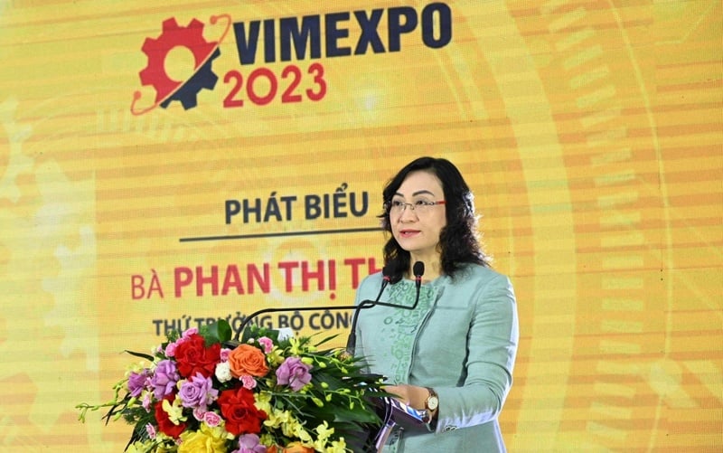 Thứ trưởng Bộ Công Thương Phan Thị Thắng phát biểu khai mạc triển lãm.
