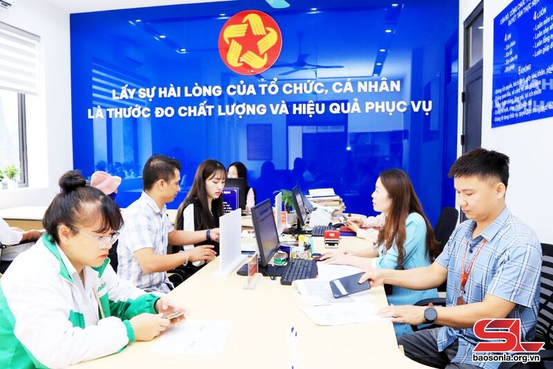 Giải quyết TTHC cho nhân dân tại Bộ phận tiếp nhận và trả kết quả thị trấn Mộc Châu