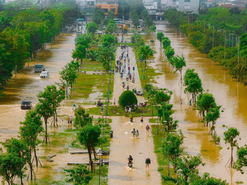 Các tuyến đường chính tại TP Huế ngập nặng do lũ.